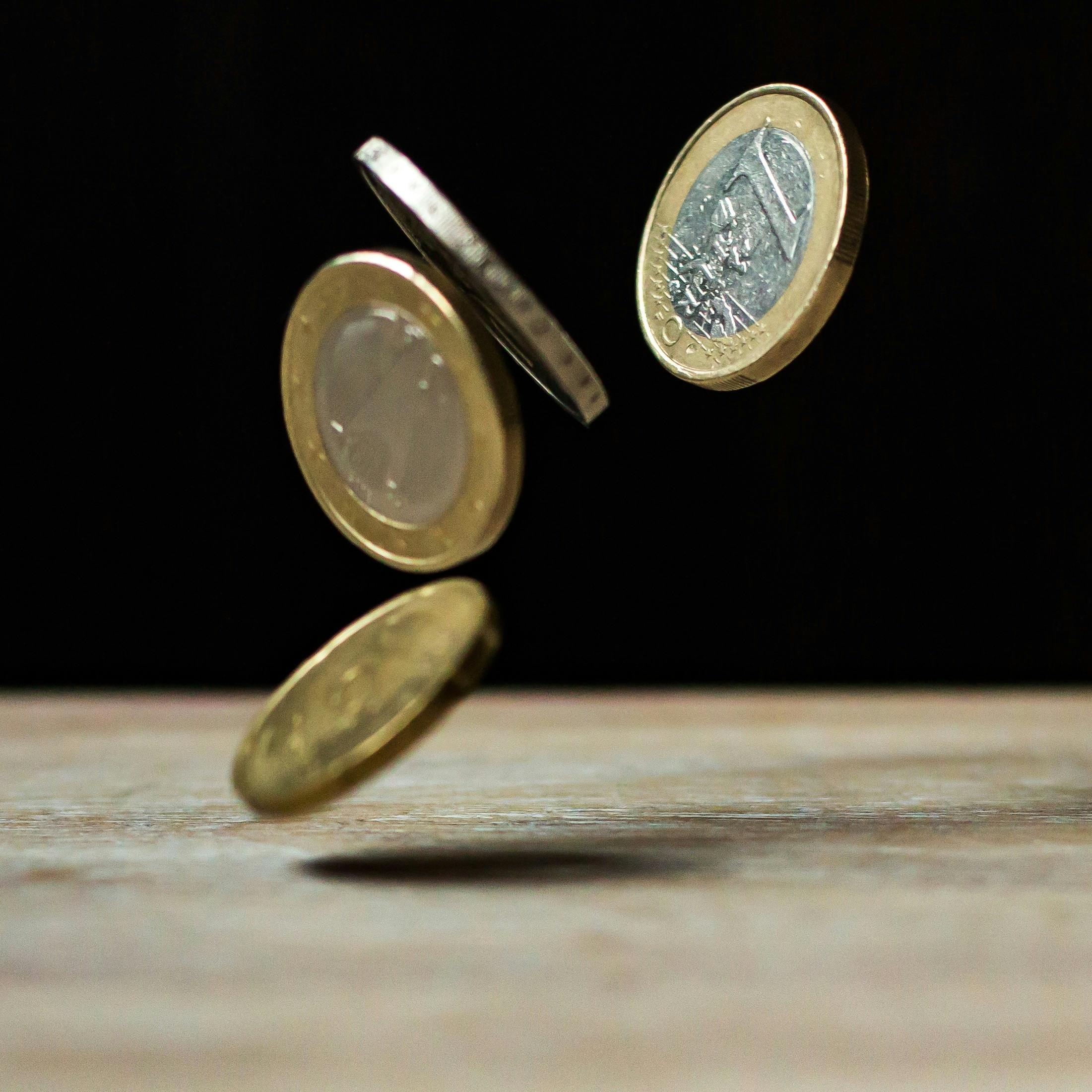 黄金价格形成机制深度解析：区块链视角下的多维度影响因素
