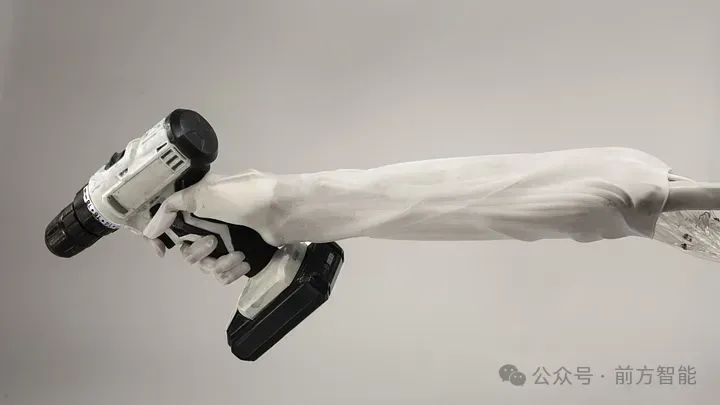 波兰机器人公司Clone Robotics即将推出“硅基人类”：兼具仿生外观和液压驱动的人形机器人Clone Alpha